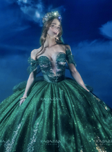 Cargar imagen en el visor de la galería, Hermoso Vestido de XV Hidden Sea tono Verde Esmeralda by Ragazza ME