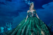 Cargar imagen en el visor de la galería, Hermoso Vestido de XV Hidden Sea tono Verde Esmeralda by Ragazza ME
