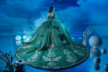 Cargar imagen en el visor de la galería, Hermoso Vestido de XV Hidden Sea tono Verde Esmeralda by Ragazza ME
