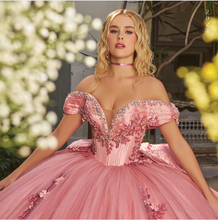 Cargar imagen en el visor de la galería, Pregunta por el % Vestido para Quinceañeras tono Rosa Blush, Cauda larga y Moño espectacular.