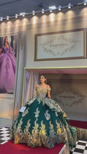 Cargar y reproducir el video en el visor de la galería, Vestido Verde con Dorado y Manga Caída para Quinceañeras