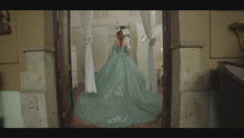 Cargar y reproducir el video en el visor de la galería, Vestido tono Verde Sage con Oro para Quinceañera