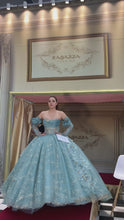 Cargar y reproducir el video en el visor de la galería, Vestido tono Verde Sage con Oro para Quinceañera