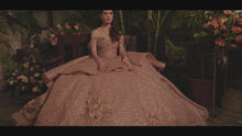 Cargar y reproducir el video en el visor de la galería, Vestido Blush o Tono de Rosa Tirantes caídos para Quinceañeras.