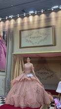 Cargar y reproducir el video en el visor de la galería, Vestido Blush o Tono de Rosa Tirantes caídos para Quinceañeras.