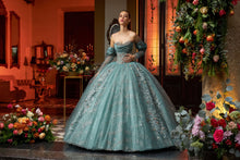 Cargar imagen en el visor de la galería, Vestido tono Verde Sage con Oro para Quinceañera