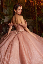 Cargar imagen en el visor de la galería, Vestido Blush o Tono de Rosa Tirantes caídos para Quinceañeras.