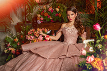 Cargar imagen en el visor de la galería, Vestido Blush o Tono de Rosa Tirantes caídos para Quinceañeras.