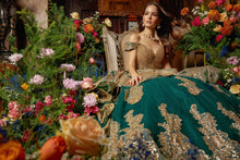 Cargar imagen en el visor de la galería, Vestido Verde con Dorado y Manga Caída para Quinceañeras
