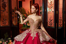 Cargar imagen en el visor de la galería, Vestido Rojo con Dorado y Maga Caida para Quinceñaeras