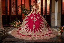 Cargar imagen en el visor de la galería, Vestido Rojo con Dorado y Maga Caida para Quinceñaeras