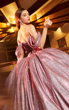 Cargar imagen en el visor de la galería, Vestido Blush o Tono de Rosa muy Brillantes con Tirantes caídos para Quinceañeras.