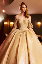 Cargar imagen en el visor de la galería, Vestido Oro o Dorado   muy Brillante con Tirantes caídos para Quinceañeras. ULTIMAS PIEZAS