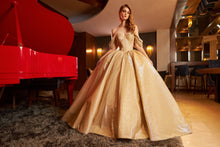 Cargar imagen en el visor de la galería, Vestido Oro o Dorado   muy Brillante con Tirantes caídos para Quinceañeras. ULTIMAS PIEZAS