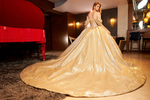 Cargar imagen en el visor de la galería, Vestido Oro o Dorado   muy Brillante con Tirantes caídos para Quinceañeras. ULTIMAS PIEZAS