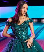 Cargar imagen en el visor de la galería, Vestido Verde Esmeralda con Flores en 3D para Quinceañera
