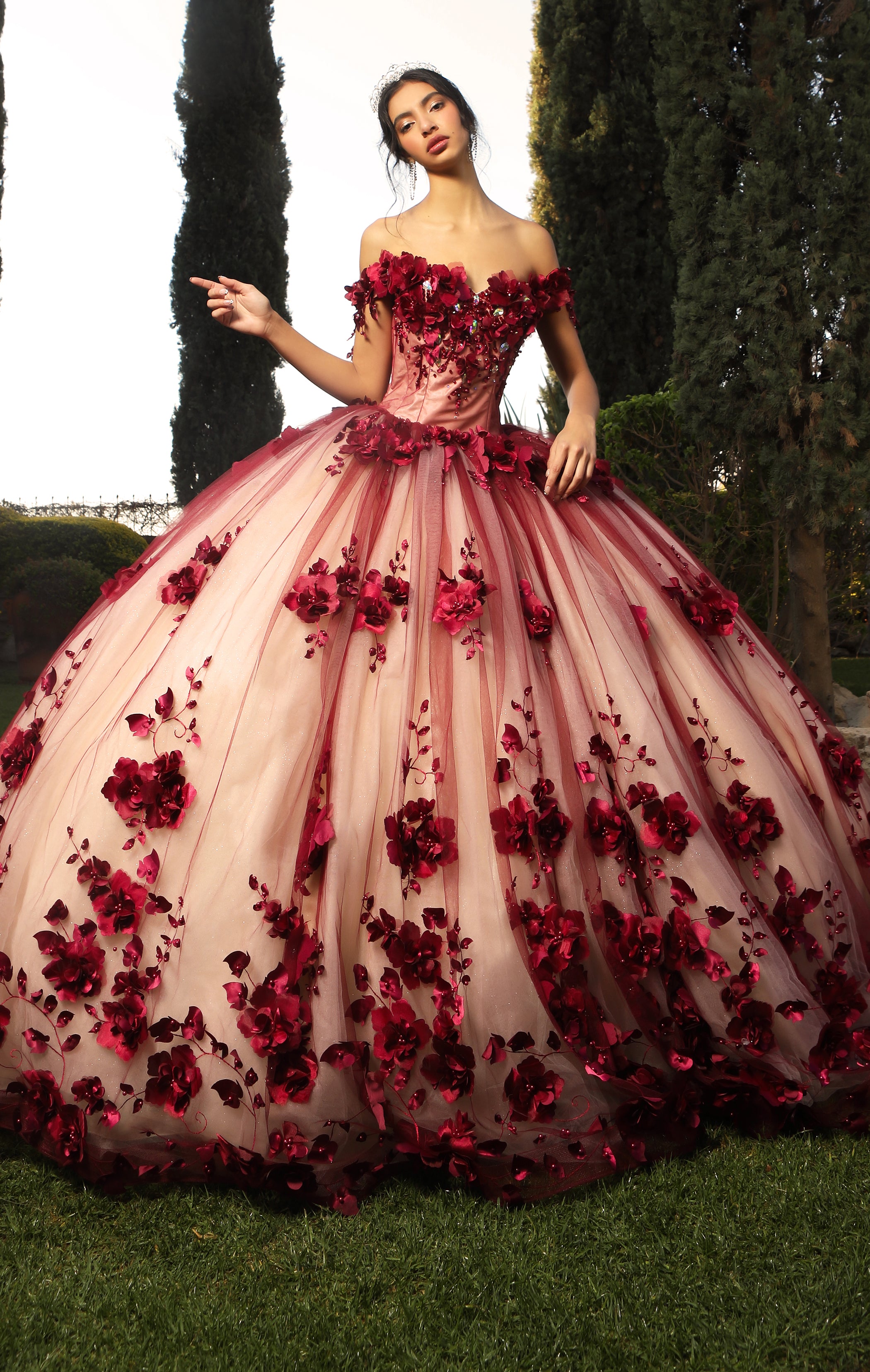 Primitivo Maravilloso exterior Vestido Quinceañera Color Vino con Flores con opción a Cauda Extra lar –  Vestidos de XV