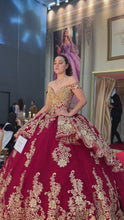 Cargar y reproducir el video en el visor de la galería, Vestido Rojo con Dorado y Maga Caida para Quinceñaeras