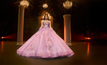 Cargar imagen en el visor de la galería, Vestido Nueva Coleccion XV 2025 Mauve (lila suave)  con Oro Ragazza Epiphany
