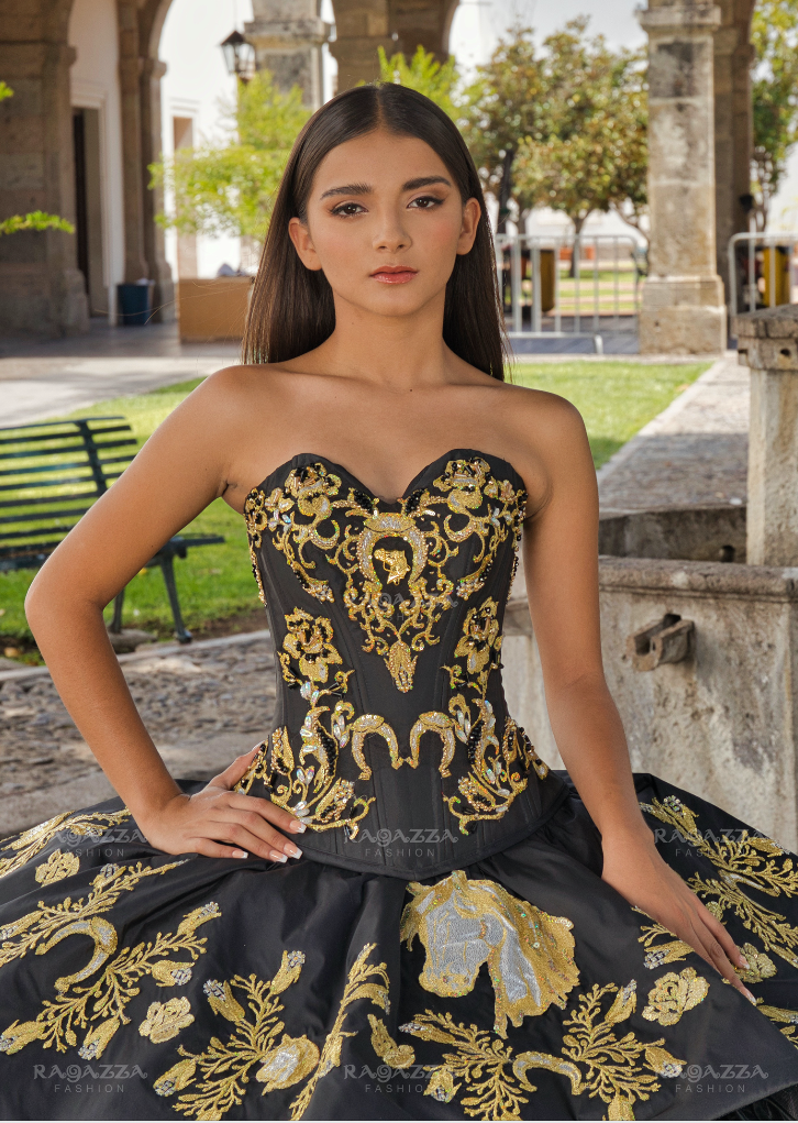 Ultimas Piezas. Vestido Negro tipo Mexicano o Charro para Quince Años