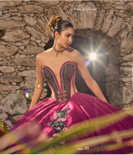 Cargar imagen en el visor de la galería, Vestido para Quince Años Color Bugambilia Colección Selena Morena y Esencial Ragazza
