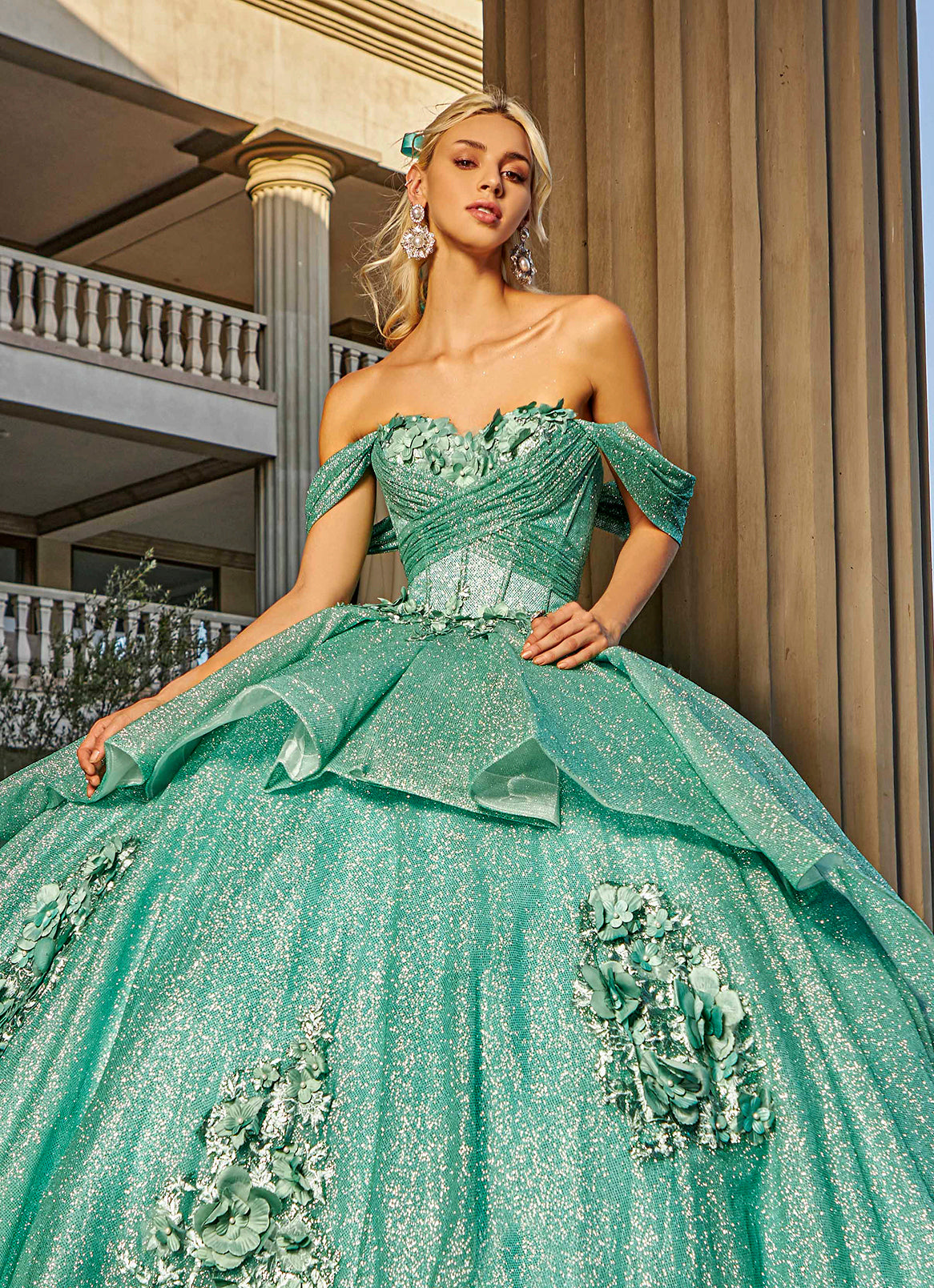 Vestido Sague o Verde Turqueza Suave. Tirantes caídos para Quinceañeras.