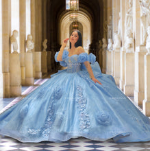 Cargar imagen en el visor de la galería, Vestido Ivory con Flores Grandes para Quinceañera. Nueva Coleccion Swan by Ragazza
