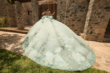 Cargar imagen en el visor de la galería, Vestido Verde Sague y Rosa  para tus XV Ragazza. Pregunta Promociones
