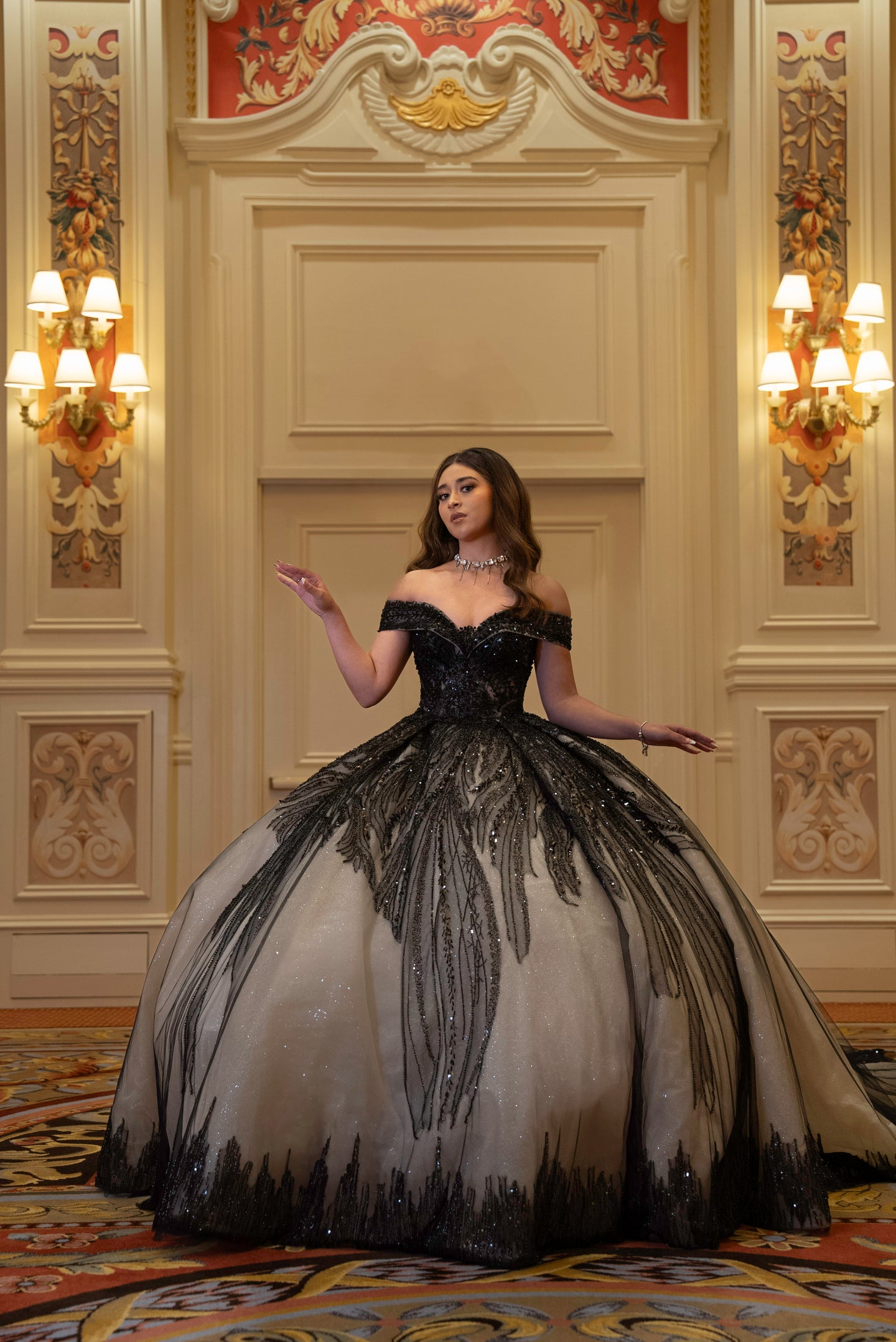 Vestido Negro para Quinceañera con Fondo Claro . Ragazza Fashion