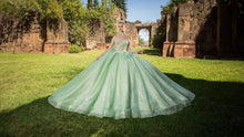 Cargar imagen en el visor de la galería, Hermoso Vestido de XV Años Bordado con Mucha Pedreria en tonos Azul, Sague y Blush
