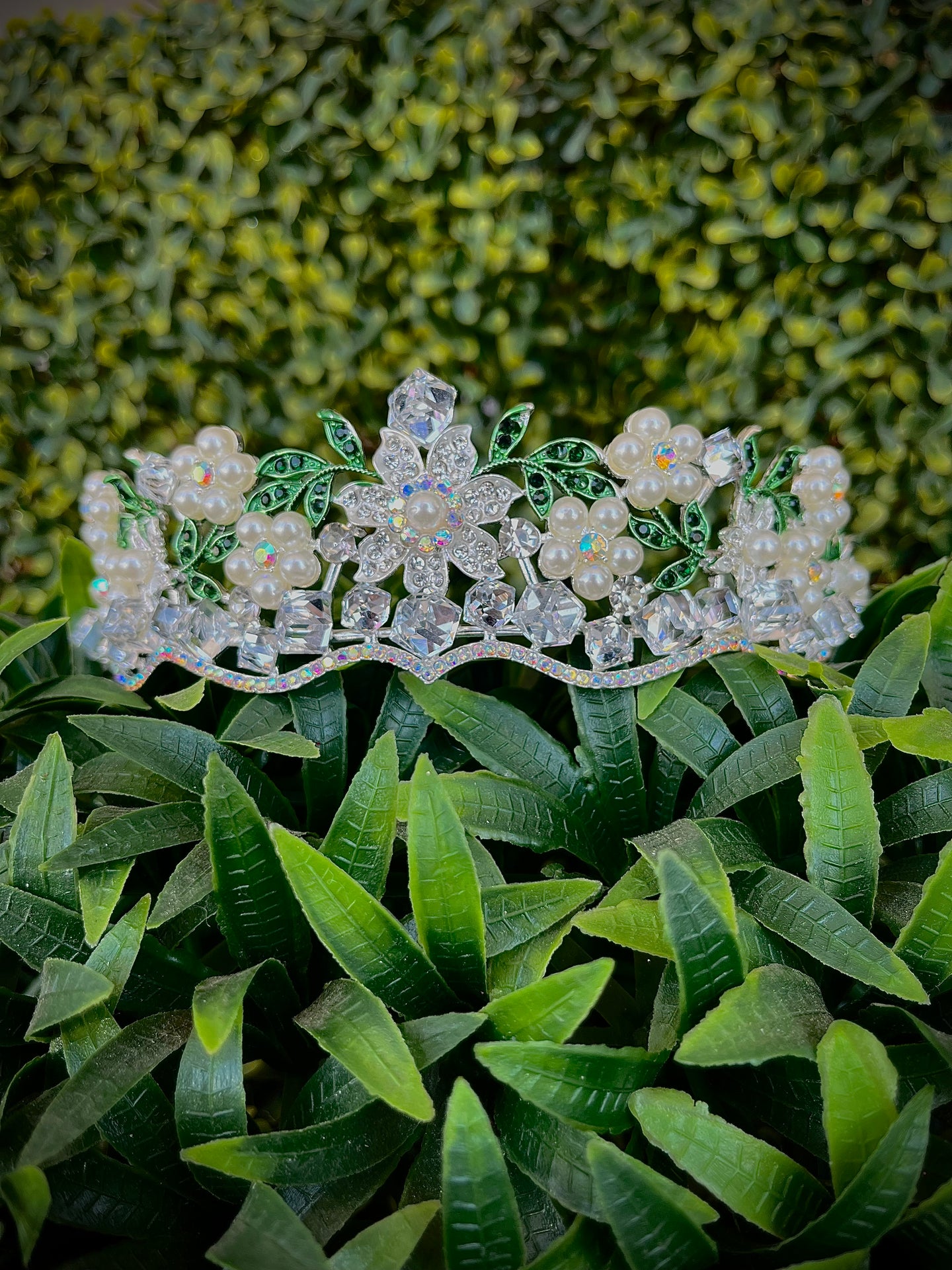 Corona con aplicaciones de perla en forma de flor y hojas verdes para Quinceañera