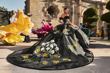 Cargar imagen en el visor de la galería, Vestido Negro con Girasoles para tus Quinces
