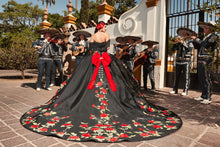 Cargar imagen en el visor de la galería, Vestido Negro para Quince Años tipo Mexicano -Charro con Flores Rojas
