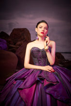 Cargar imagen en el visor de la galería, Promoción Ultimas Dos Piezas Vestido Ursula Tono Uva by @Disney Quinceañera. Coleccion Villanas
