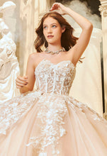 Cargar imagen en el visor de la galería, Hermoso Vestido Champagne para Quinceañera . Nueva Coleccion Swan
