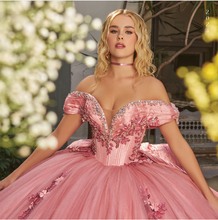 Cargar imagen en el visor de la galería, Pregunta por el % Vestido para Quinceañeras tono Rosa Blush, Cauda larga y Moño espectacular.
