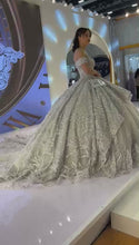 Cargar y reproducir el video en el visor de la galería, Vestido tono Plata 2025 para Quinceañera . Nueva Coleccion Epiphany Ragazza
