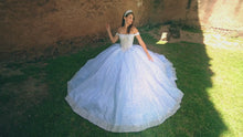 Cargar y reproducir el video en el visor de la galería, Hermoso Vestido de XV Años Bordado con Mucha Pedreria en tonos Azul, Sague y Blush
