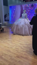 Cargar y reproducir el video en el visor de la galería, Vestido de XV Cristales Swarovski Ragazza. Pregunta Promociones
