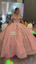 Cargar y reproducir el video en el visor de la galería, Vestido Rosa Cuarzo con Manga Caida para Quinceañera
