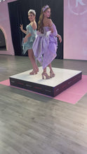Cargar y reproducir el video en el visor de la galería, Vestido Desmontable en Lila, Rosa y Sage  para Quince Años. Ragazza
