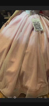 Cargar y reproducir el video en el visor de la galería, Vestido para Quince Años en Dorado y en Rosa Cuarzo ,by Ragazza Fashion
