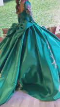 Cargar y reproducir el video en el visor de la galería, Hermoso Vestido en Rojo o Verde Bandera de Satín Nueva Coleccion Ragazza Fashion

