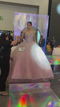 Cargar y reproducir el video en el visor de la galería, Vestido Rosa para Quinceañera con Tirantes y mucho brillo.
