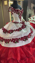 Cargar y reproducir el video en el visor de la galería, Vestido Charro para XV  Blanco con Flores Rojas o Negro con Flores Rojas
