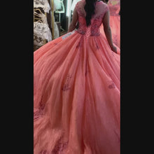 Cargar y reproducir el video en el visor de la galería, Vestido color Coral con Capa para Quinceañera Promoción Ragazza Fashion hasta un 50+10%
