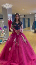 Cargar y reproducir el video en el visor de la galería, Vestido Guinda o Bugambilia  para Quinceañera con Pedrería . Promoción 50%+10%
