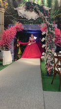 Cargar y reproducir el video en el visor de la galería, Vestido Rojo con Manguitas para tu Quinceañera
