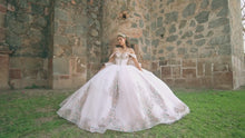 Cargar y reproducir el video en el visor de la galería, Vestido Ivory con Toques Rosa Suave para tus  XV
