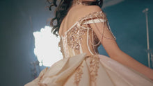 Cargar y reproducir el video en el visor de la galería, Vestido  para XV en Albaricoque con Transparencia .Edición Limitada  Pregunta Promociones
